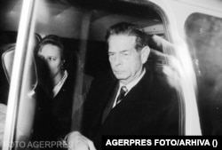 Despre momentul în care a fost întors din drum și alungat din țară în 1990, Regele Mihai spune în volumul „Conversații cu Regele Mihai” (2018) semnat de Stelian Tănase că a simțit „dezgust”.