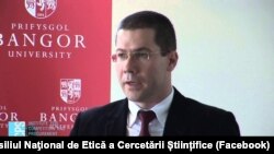 Profesorul Dacian Dragoş este preşedinte al Consiliului Naţional de Etică în cercetare, din care anunţă că va demisiona, din 2020. Este totodată preşedintele Comisie de Etică a UBB, care a decist că teza de doctorat a ministrului Lucian Bode este „profund viciată”. 