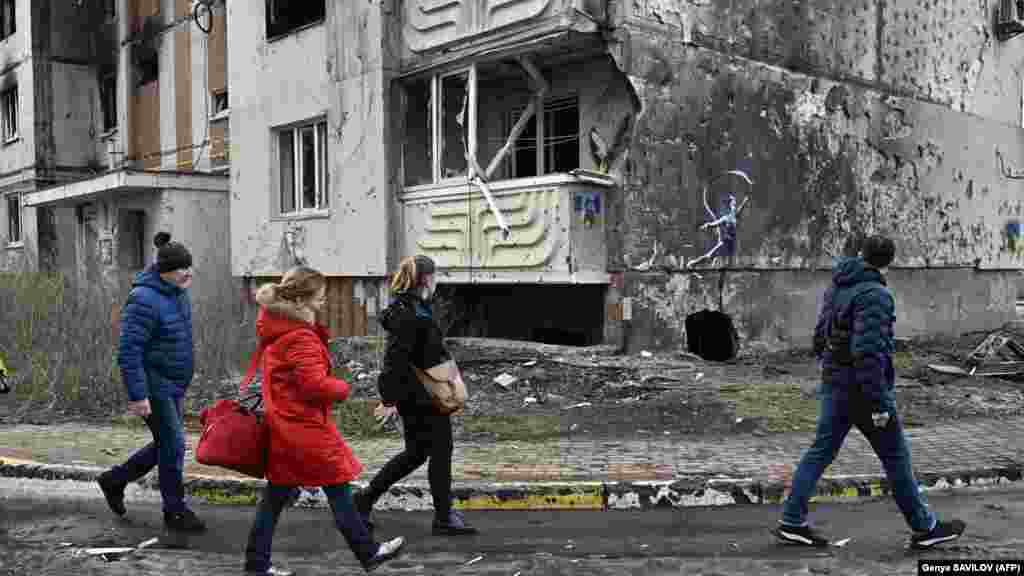 O pictură murală realizată de artistul britanic Banksy arată o gimnastă pe un peretele unui bloc de locuințe distrus de ruși la Irpin. Orașul i-a acordat recent titlul de cetățean de onoare lui Banksy pentru că „a atras atenția comunității mondiale asupra amplorii distrugerilor din Irpin”.