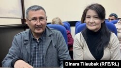 Қаңтар оқиғасына байланысты сотталған Ләззат Досмамбетова (оң жақта) сотта отыр. Шымкент, 9 қаңтар 2023 жыл.