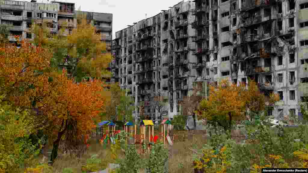 Un loc de joacă pentru copii în curtea unui bloc de apartamente în ruină, pe 29 octombrie. În Mariupol locuiau cândva aproximativ 431.000 de persoane. Se estimează că mai puțin de un sfert dintre aceștia au rămas în oraș. 