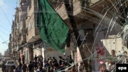 تنش بين هواداران دو گروه فلسطينی حماس و فتح زمانی شدت گرفت که محمود عباس، شاخه نظامی حماس را غيرقانونی شناخت.