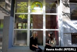 "Skinhedsi su se skupljali na ćošku Beogradske, tu je bio neki dragstor, tamo su pili i bili su problematični". Jovana Vuković Šarac (L) i Marija Blagojević Potpara ispred osnovne škole u koju su išle zajedno sa Dušanom Jovanovićem.