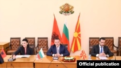 Министрите за транспорт на Македонија, Бугарија и на Албанија, Благој Бочварски, Христо Алексиев и Белинда Балаку во Софија, потпишаа Меморандум за разбирање за изградба на Коридорот 8.