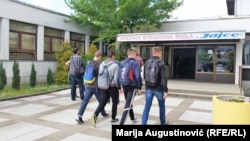 U ljeto 2016. godine, srednjoškolci u Jajcu pobunili su se protiv županijske odluke da se uspostavi nova škola samo za učenike Bošnjake