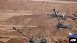 Самоодни артилериски возила „ховицер“ заземаат позиции за гаѓање во тековната битка меѓу Израел и Хамас, 28.12.2023