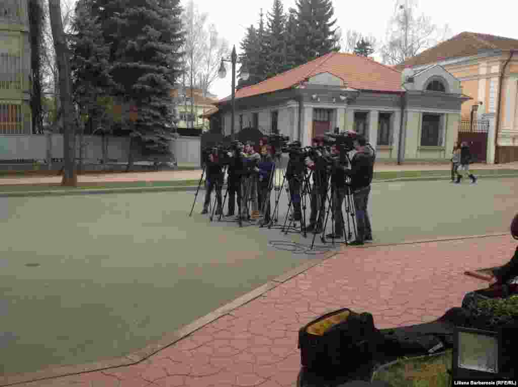 Presa în aşteptarea politicienilor