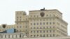 O imagine de pe rețelele de socializare arată cum este instalat un sistem de rachete Panțir pe acoperișul clădirii Ministerului rus al Apărării din Moscova. 
