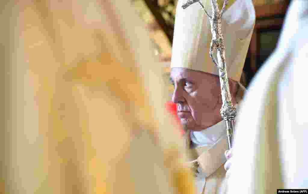Papa Francisc a oficiat liturghia catolică la Catedrala Sfântul Iosif. Afară, mii de persoane l-au urmărit pe ecranele montate special pentru acest eveniment.