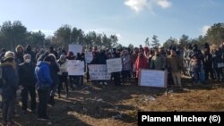 Протест във Варна срещу изсичането на гора.