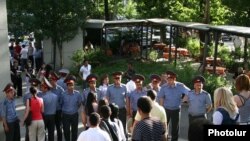 Сотрудники полиции не разрешают активистам оппозиции пройти на площадь Свободы, 1 июня 2010 г. 