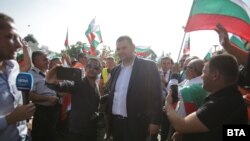 Депутатът от ДПС Делян Пеевски по време на протеста срещу правителството на Кирил Петков. Привържениците на движението бяха докарани за събитието в София с автобуси от цялата страна