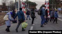 Până duminică, la ora 16, un număr de 56.371 de cetăţeni ucranieni au intrat prin punctele de trecere a frontierei în România. Dintre aceștia 28.174 de persoane au plecat în alte țări.