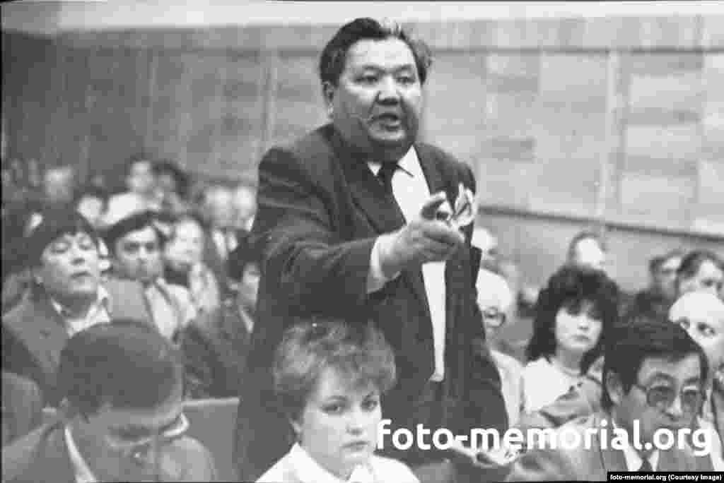 Казахстански советски функционер на состанокот во 1989 година за основање на Меморијалниот огранок во Нур-Султан (тогаш познат како Целиноград). Мажот наводно извикал: „Врати се во Москва со твојот „Меморијал“.