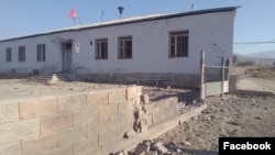 O clădire a municipalității din Sotk, din regiunea armeană Gegharkunik, a fost avariată de bombardamentele azere, 13 septembrie 2022.