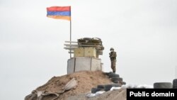 Հայաստանի ԶՈՒ զինծառայողը Ադրբեջանի հետ սահմանին մարտական հերթապահության ժամանակ, արխիվ