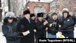 Полиция задерживает участников акции протеста против действия властей в Жанаозене, среди них политик Хасен Кожа-Ахмет (второй слева). Алматы, 17 декабря 2011 года.