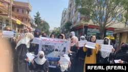 ارشیف: په کابل کې د معترضو ښځینه لاریون کوونکو انځور