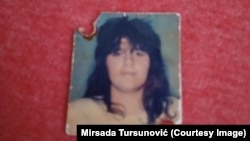 Mirsada Tursunoviç Bosniya-Herseqovinada müharibə zamanı şəxsiyyət vəsiqəsi fotosunda