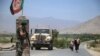 Një ushtar afgan duke kontrolluar një pikëkalim mes qyteteve në Afganistan.