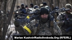 Українські військові під час операції зі звільнення населеного пункту на Київщині, де перебувають російські сили. 10 березня 2022 року 