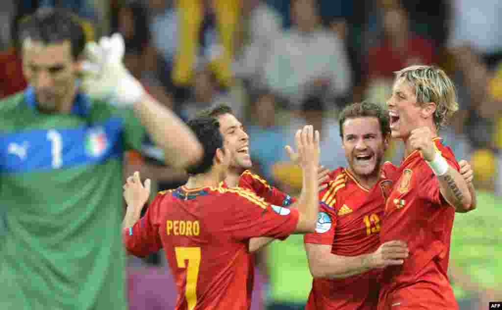 İspaniyalı hücumçu Fernando Torres komanda yoldaşlarıyla çempionluğu qeyd edirlər