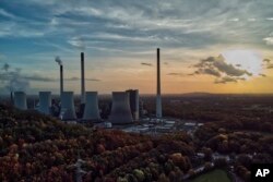 Economia Germaniei, care se bazează pe industrie, a stagnat în ultimii ani. Comisia speră ca noile măsuri să ajute industria prin producția de mai multă energie regenerabilă, ca dezvoltarea Europei să nu fie dependentă de țările exportatoare de combustibili fosili.