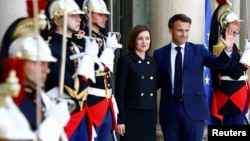 Președinții Emmanuel Macron și Maia Sandu, la Palatul Elysee, Paris