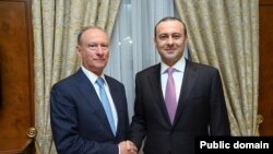 Секретарь Совета безопасности РФ Николай Патрушев (слева) и секретарь Совета безопасности Армении Армен Григорян, Ереван, 16 июня 2022 г.