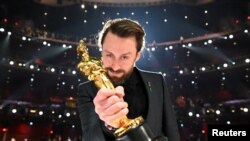 Кийрън Кълкин държи наградата си "Оскар" за най-добър актьор в поддържаща роля във филма "Истинска болка". 2 март 2025 г.