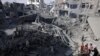 Palestinezët kontrollojnë vendin e një sulmi izraelit në Xhabalia, në Rripin verior të Gazës, më 14 maj 2025.