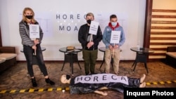 Iași, protestul unor angajați din domeniul HoReCa împotriva noilor măsuri sanitare. Orașul are una din cele mai ridicate incidențe de noi cazuri din România.