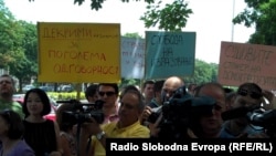 Архивска фотографија - Протест на новинари пред Основниот суд во Скопје.