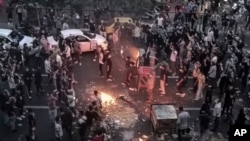 Tehranda əxlaq polisi tərəfindən saxlanılan 22 yaşlı qadın Məhsa Əmininin ölümünə etiraz.