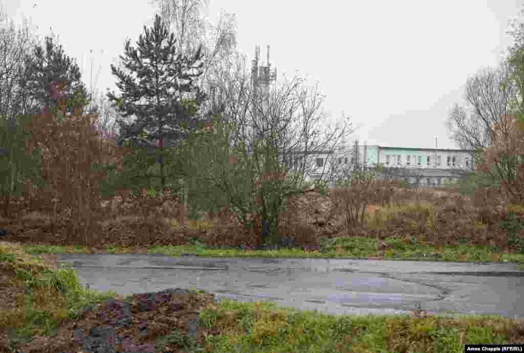Пам&#39;ятник &laquo;За нашу радянську Батьківщину&raquo; біля радянської військової бази, що була розташована поблизу чеського міста Міловіце, що на північному сході від Праги. Після Оксамитової революції радянські війська вивели з цієї бази, в 1991 році&nbsp;