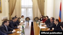 Հայաստանի վարչապետ Տիգրան Սարգսյանը ԱՄՀ-ի հայաստանյան առաքելության ղեկավար Մարկ Հորթոնի հետ հանդիպման ժամանակ, արխիվ