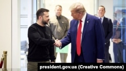 دیدار ولودیمیر زلنسکی (چپ) و دونالد ترامپ حدود یک‌ماه و نیم پیش از انتخابات ریاست‌جمهوری ایالات متحده
