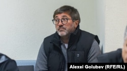 Экс-депутат от Демпартии Владимир Андронаки в зале суда. 