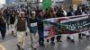 Activiști și tineri din organizația Muslim Talba Mahaz (MTM) țin un banner și strigă sloganuri în timpul unui protest față de atacul aerian iranian împotriva țării lor, la Islamabad, Pakistan, 18 ianuarie 2024.