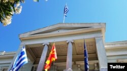 Грчко и македонско знаме на грчкото МНР во Атина за време на посетата на шефот на дипломатијата Никола Димитров на Грција на 14 јуни 2017