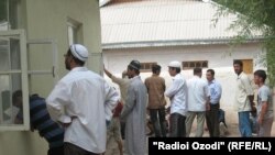 Täjik ýaşlary Kurgondepe şäherindäki metjitlerden birinde. 4-nji awgust, 2010.