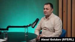 Cineastul Dragoș Turea, invitat al podcastului „Cultura la frontieră”, în studioul Europei Libere.