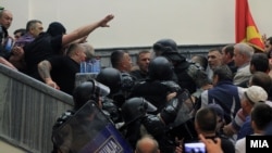 Демонстранти во холот на Собранието