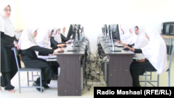 ارشیف، یو شمېر افغان زدهکوونکې نجونې