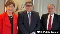 Ministrul român de Externe, Emil Hurezeanu, și senatorii americani Jane Shaheen ( stanga) și James Risch (dreapta)