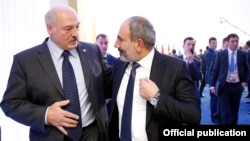Казахстан --Президент Беларуси Александр Лукашенко (слева) и и. о. премьер-министра Армении Никол Пашинян в Астане на саммите ОДКБ, 8 ноября 2018 г. 