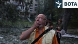 Një burrë reagon teksa sheh një ndërtesë banimi të shkatërruar në Kiev, në mëngjesin e 17 qershorit.