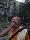17 iunie 2025, dimineața, la Kiev, Ucraina - un locuitor vede urmările bombardamentului rusesc masiv din zorii zilei. 