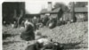 Foametea indusă de Stalin în Uniunea Sovietică - țărani înfometați și obosiți așteaptă pe calea ferată din Harkov, în 1932. Ftografie de James Abbe.