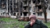 71-річна жителька Маріуполя Тетяна плаче біля свого зруйнованого будинку, квітень 2022 року